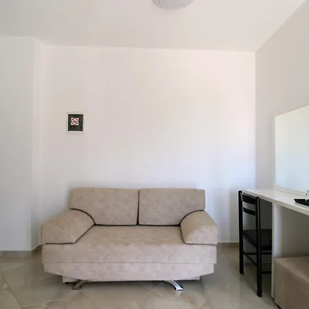 בית הארחה Kapo Pool & Bar קסאמיל